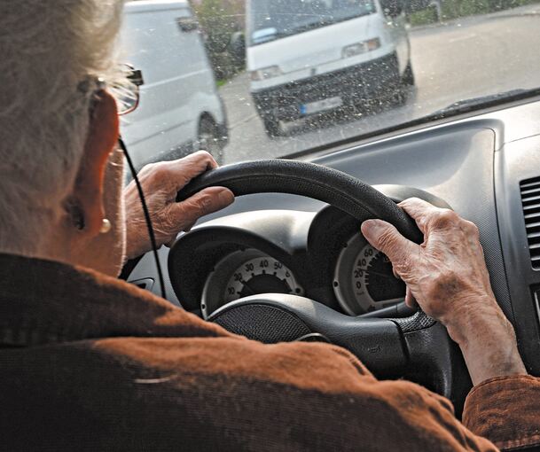 Das Verkehrsministerium appelliert an Menschen ab 65 Jahren, ihren Führerschein für ein ÖPNV-Ticket zu tauschen. Foto: Felix Kästle/dpa