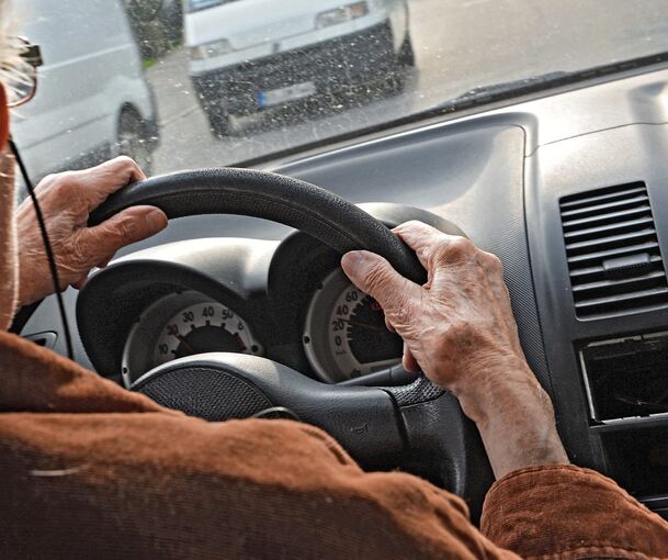 Ein Senior war am Montag in mehrere Unfälle in Steinheim verwickelt.