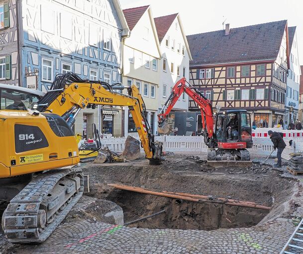 Nach einem ersten Bauabschnitt in der Niklastorstraße ist die Innenstadt-Baustelle jetzt in die Marktstraße „umgezogen“. Foto: Holm Wolschendorf
