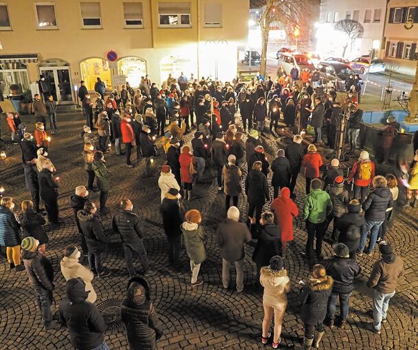Nach Angaben der Polizei sind etwa 170 Personen zur Mahnwache auf dem Steinheimer Marktplatz gekommen. Foto: Holm Wolschendorf