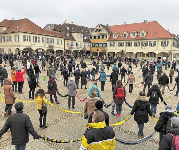 Teilnehmer wollen ein Zeichen setzen für ein verantwortliches Miteinander. Foto: Holm Wolschendorf