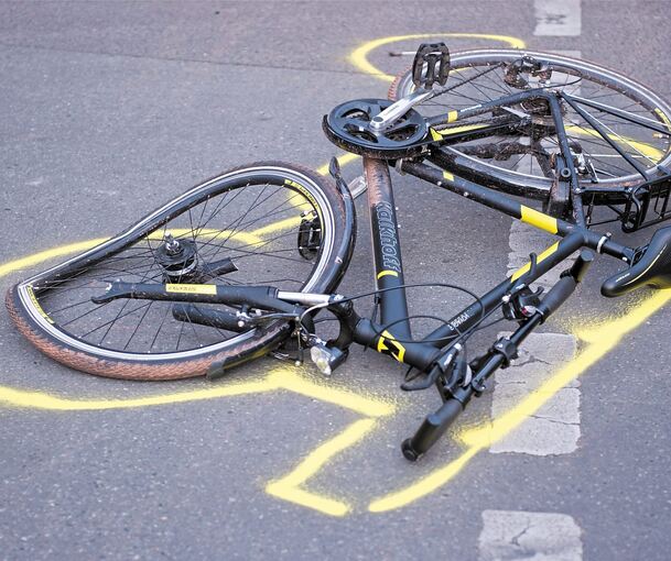 Wie in diesem Beispiel war auch das Fahrrad nach dem Unfall in der Richard-Wagner-Straße nicht mehr fahrbereit. Foto: Daniel Naupold/dpa