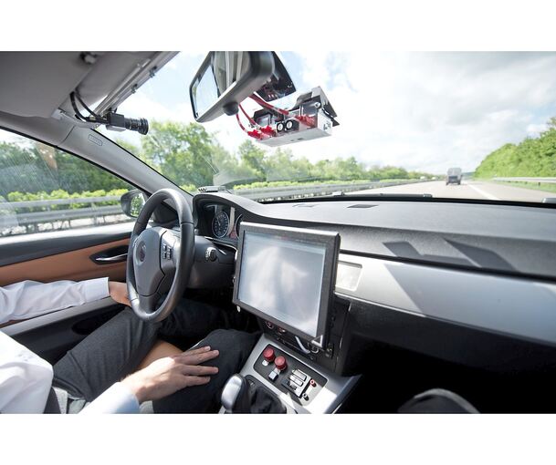 Ein Bosch-Mitarbeiter fährt auf der Autobahn 81 bei Abstatt in einem Auto, das als Prototyp für autonomes Fahren genutzt wird. Foto: D. Naupold/dpa
