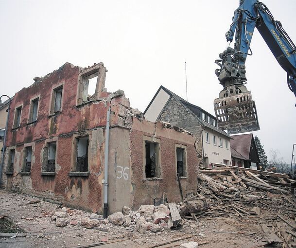 Ein Stück Ortsgeschichte verschwindet: Das ehemalige Gasthaus in Hessigheim wird abgerissen. Foto: Alfred Drossel
