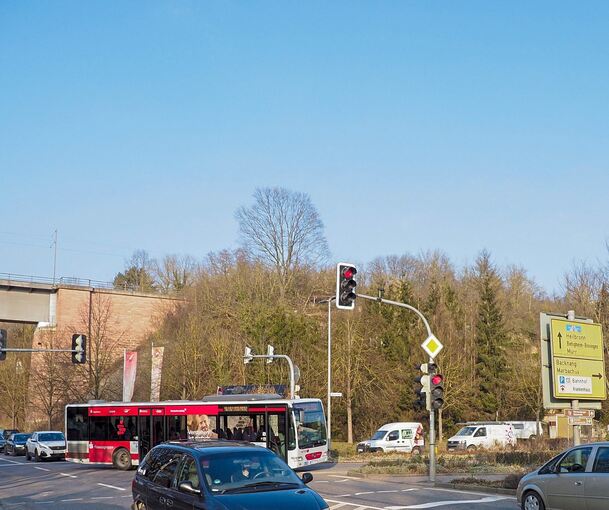 Die Oehler-Kreuzung wird mit zusätzlichen Spuren von Marbach her aufgeweitet.