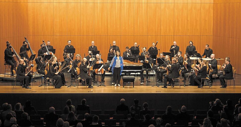 Euphorisch umjubelt: Mitsuko Uchida im Kronenzentrum (Mitte vorne) mit dem Mahler Chamber Orchestra. Foto: Andreas Becker