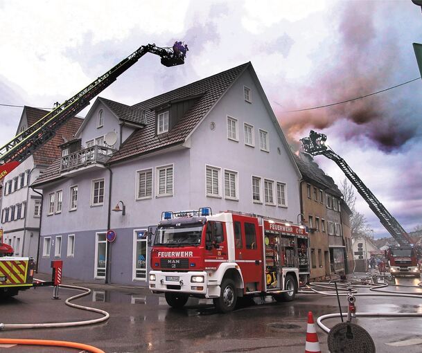 In Enzweihingen brennt ein Dachstuhl. Foto Alfred Drossel