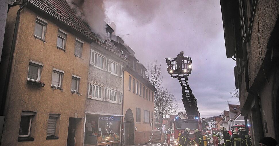 Am Samstagnachmittag kommt es in Enzweihingen zu einem Dachstuhlbrand. 90 Feuerwehrkräfte sind mehr als fünf Stunden lang im Einsatz. Fotos: Alfred Drossel
