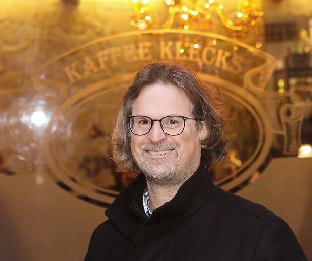 Arndt Zwicker wählte als Ort für das Kandidatenporträt zur Bürgermeisterwahl im Februar 2022 das „Kaffee Klecks“ am Marktplatz, wo er sich regelmäßig mit Frau und Freunden traf. Archivfoto: Ramona Theiss