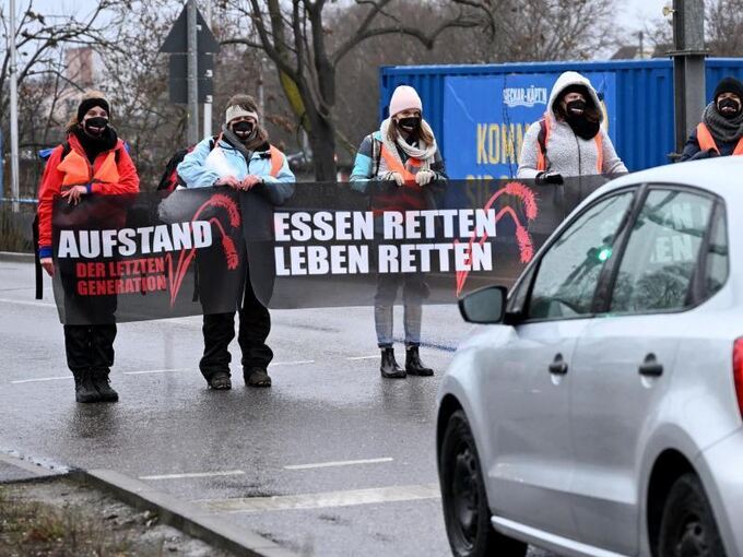 Klimaaktivisten blockieren Bundesstraße 10 in Stuttgart