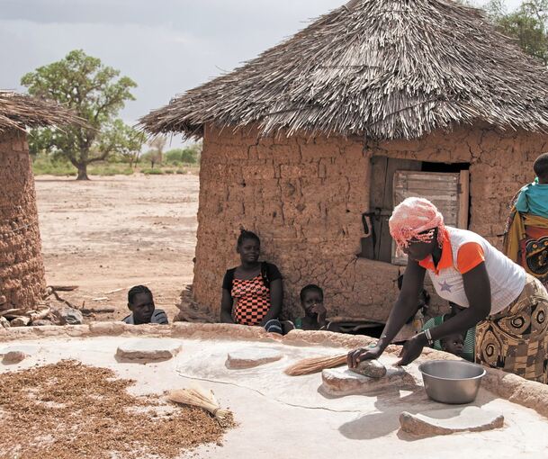 Mit einer Technik aus der Steinzeit: Frauen beim Getreidemahlen in Kongoussi. Diese mühsame Arbeit wird durch Mühlen aus Ludwigsburg mittlerweile erleichtert. .Archivfoto: privat