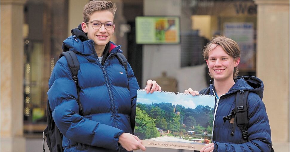 Tim Hayn (links) und Tobias Tuchel mit der diesjährigen Ausgabe ihres Ludwigsburg Kalenders. Foto: Holm Wolschendorf