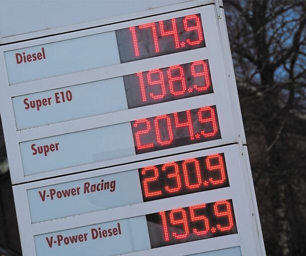 Benzinpreise werden hier an einer Tankstelle angezeigt. Superbenzin der Sorte E10 ist in Deutschland so teuer wie noch nie. Foto: M. Brandt/dpa