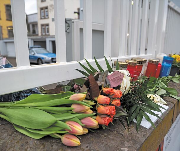 Mit Blumen gedenken Menschen den zwei getöteten Polizisten. Foto: Harald Tittel/dpa