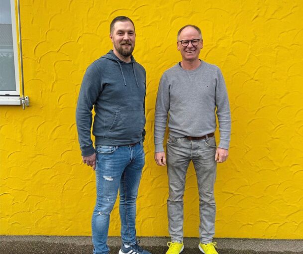 Markus Käfer (links) von Koos Malerwerkstätten aus Abstatt leitet künftig den Malerbetrieb von Horst Köhler. Hier stehen beide vor dem Firmengebäude in Horrheim. Foto: Soyez