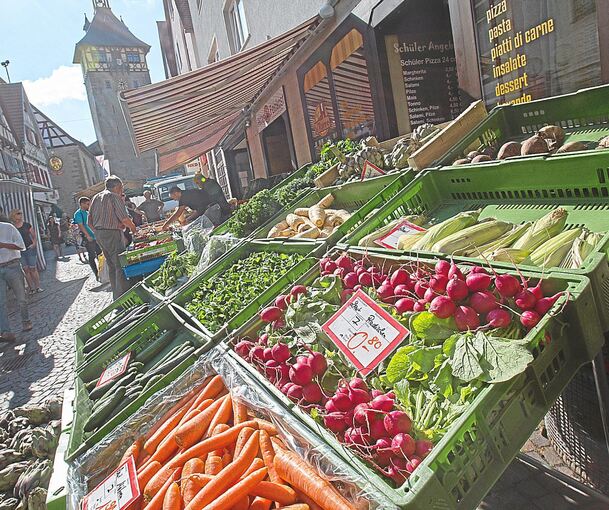 Von seinem angestammten Platz in der Marktstraße musste der Wochenmarkt im Oktober wegen der anstehenden Sanierung der Fußgängerzone auf den Parkplatz der Stadionhalle umziehen.. Ob er dort bis zum Abschluss der Sanierung bleibt oder einen neuen Inte