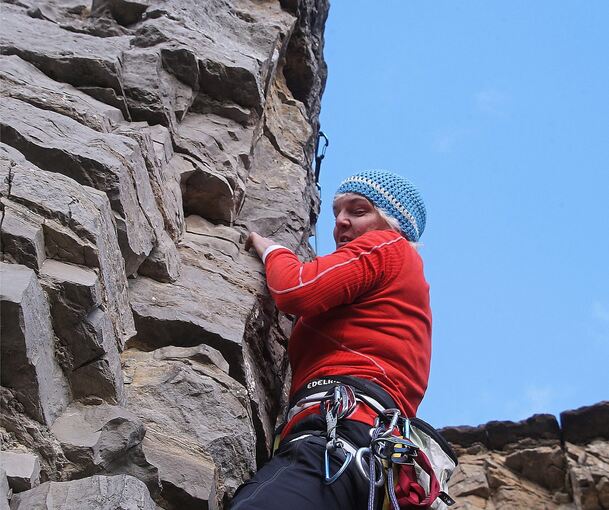 Hoch hinaus: Die Markgröningerin Anja Bäuerle klettert an einem Felsturm.