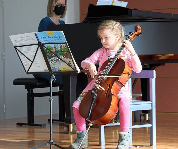 Ferdinand mit einem Lehrer beim Einspielen mit einem Fagott, Raphael spielt Trompete und die fünfjährige Charlotte zeigt, was sie auf dem Cello alles kann. Fotos: Andreas Becker