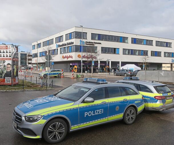 Die Polizei eilt mit einem Großaufgebot nach Asperg. Foto: Ramona Theiss