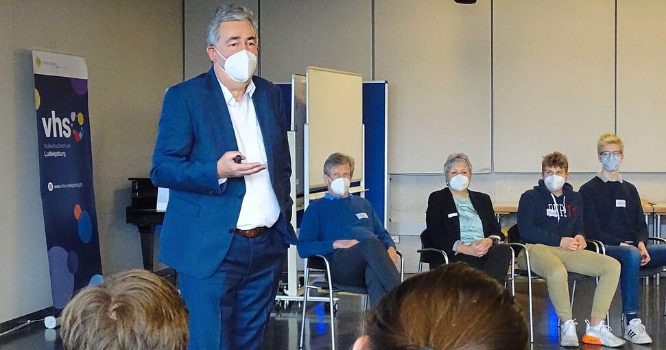 Dietmar Allgaier (stehend) im Diskurs mit den jungen Erwachsenen des JBR. Foto: Jugendbürgerrat