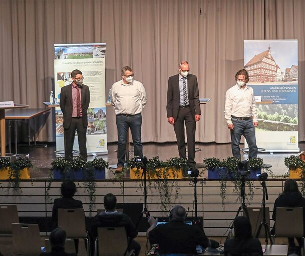 Wahlkampf im Coronajahr 2022: Die Markgröninger Bürgermeisterkandidaten (von links) Jens Hübner, Stephan Reh, Matthias Röttgermann und Arndt Zwicker mit Maske in der Stadthalle. Foto: Ramona Theiss
