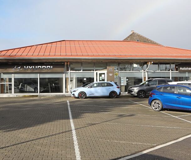 Anstatt eines Autohauses sollen an der Schorndorfer Straße in Zukunft zwei große Wohn- und Geschäftshäuser stehen. Foto: Ramona Theiss