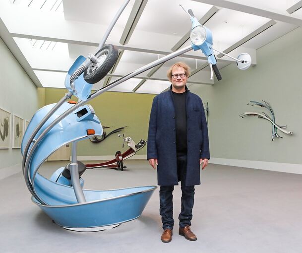 Da geht’s hoch her: Stefan Rohrer zeigt in seiner Kornwestheimer Ausstellung mal etwas andere Skulpturen und Zeichnungen. Eine Vespa schlingt sich grotesk um eine Straßenlaterne und die Einzelteile des Porsche machen sich selbstständig. Fotos: Ramona