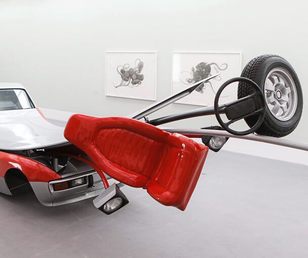 Da geht’s hoch her: Stefan Rohrer zeigt in seiner Kornwestheimer Ausstellung mal etwas andere Skulpturen und Zeichnungen. Eine Vespa schlingt sich grotesk um eine Straßenlaterne und die Einzelteile des Porsche machen sich selbstständig. Fotos: Ramona