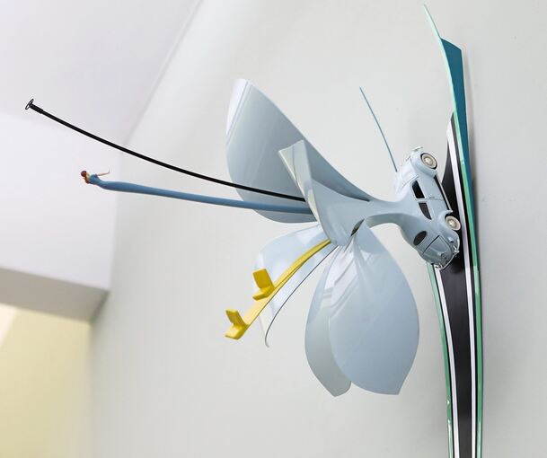 Da geht’s hoch her: Stefan Rohrer zeigt in seiner Kornwestheimer Ausstellung mal etwas andere Skulpturen und Zeichnungen. Eine Vespa schlingt sich grotesk um eine Straßenlaterne und die Einzelteile des Porsche machen sich selbstständig. Fotos: Ramona