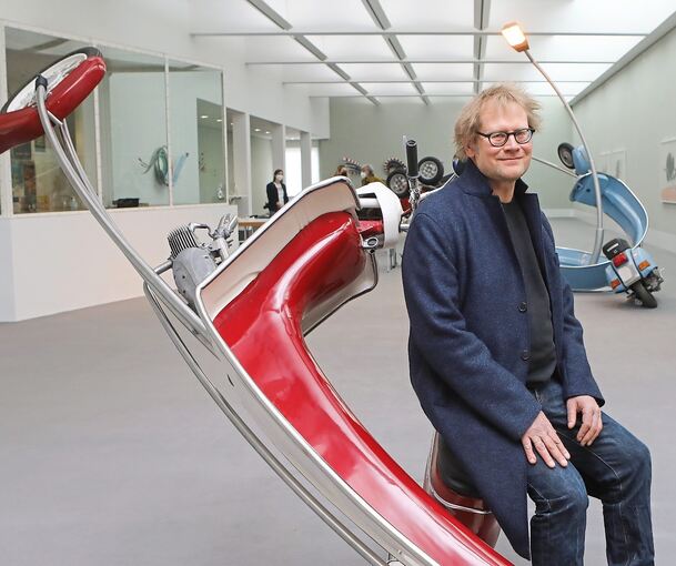 Da geht’s hoch her: Stefan Rohrer zeigt in seiner Kornwestheimer Ausstellung mal etwas andere Skulpturen und Zeichnungen. Eine Vespa schlingt sich grotesk um eine Straßenlaterne und die Einzelteile des Porsche machen sich selbstständig. Fotos: Ramona