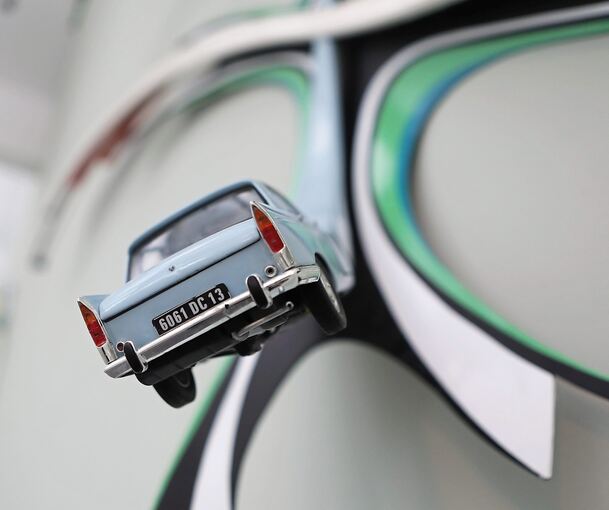 Da geht’s hoch her: Stefan Rohrer zeigt in seiner Kornwestheimer Ausstellung mal etwas andere Skulpturen und Zeichnungen. Eine Vespa schlingt sich grotesk um eine Straßenlaterne und die Einzelteile des Porsche machen sich selbstständig. Fotos: Ramona