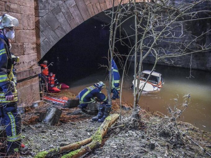 Auto stürzt über Brücke acht Meter tief in Fluss