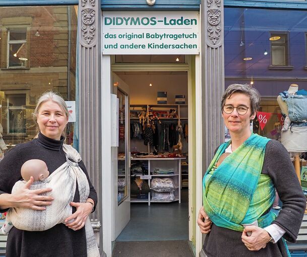 Anna Hoffmann (links) und Tina Hoffmann führen das berufliche Erbe ihrer Mutter Erika fort. Sie war vor 50 Jahren Pionierin in Sachen Tragetuch in Deutschland. Holm Wolschendorf