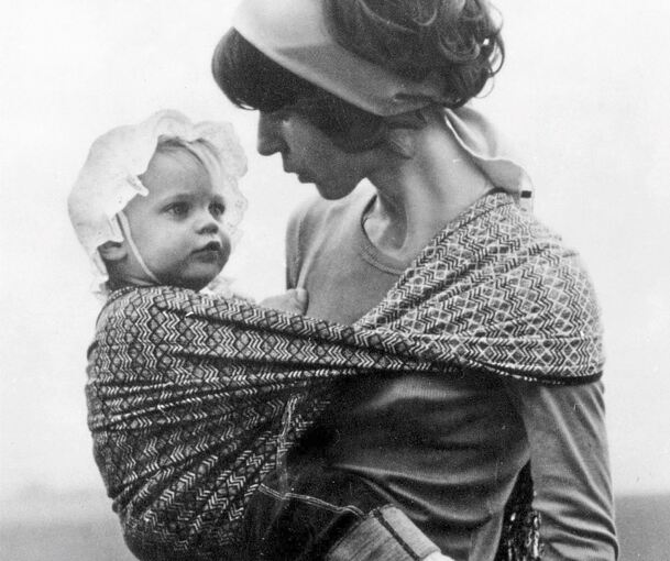 Mit diesem Foto fing alles an: Erika Hoffmann mit einer ihrer Zwillingstöchter im Tragetuch.Archivfotos: Didymos/Familie Hoffmann
