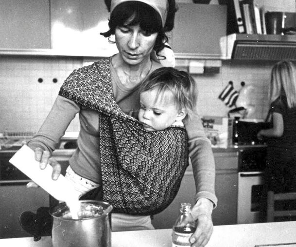 Praktische Hilfe, auch bei der Küchenarbeit: Erika Hoffmann mit einer ihrer Zwillingstöchter.