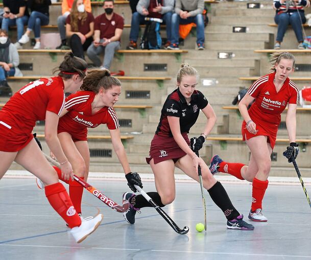 Die weibliche U 18 des HC Ludwigsburg mit Pauline Groß (Mitte) setzt sich gegen den Kreuznacher HC locker mit 5:0 durch.Foto: Baumann