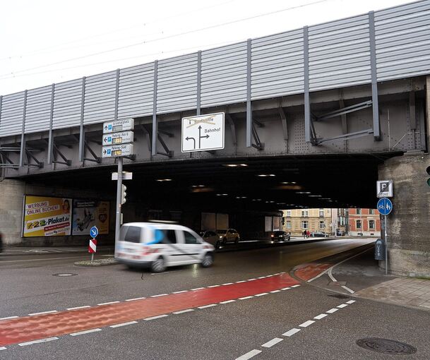 Eine Niederflurbahn soll es sein (wie beispielsweise oben die Straßenbahn in Ulm). Zwei Knackpunkte: die Querung der Bahnlinie, für die bisher der Schillerdurchlass herhalten sollte (Bild unten links), und die Querung der B 27 bei der Friedenskirche.