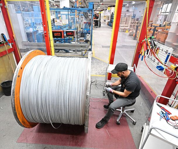 Ein Arbeiter des Kabelherstellers Lapp Kabel.