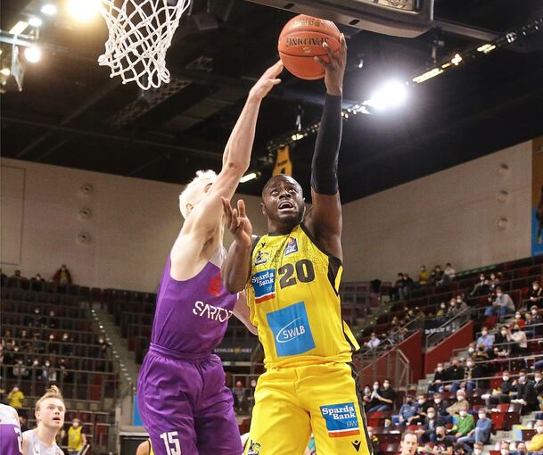 Schwerer Stand: Rawle Alkins (rechts) kämpft sich gegen Philipp Hartwich durch. Foto: Baumann