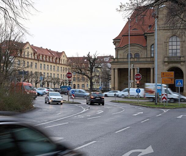 Eine Niederflurbahn soll es sein (wie beispielsweise oben die Straßenbahn in Ulm). Zwei Knackpunkte: die Querung der Bahnlinie, für die bisher der Schillerdurchlass herhalten sollte (Bild unten links), und die Querung der B 27 bei der Friedenskirche.