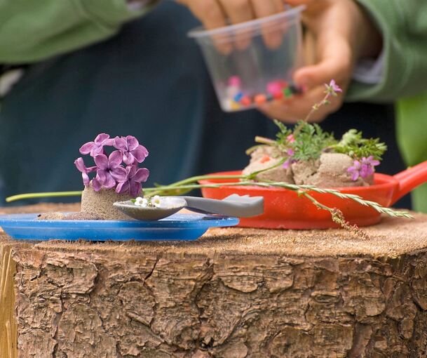 Sandkuchen mit Blumendeko: Die Natur ist der größte Spielplatz, dieses Konzept machen sich die Naturkitas zu eigen. Foto: Früh/stock.adobe.com