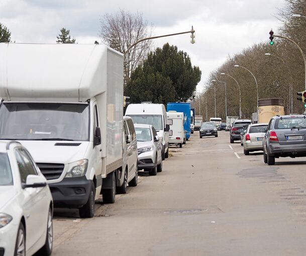 Abgestellte Wohnmobile, Anhänger und Lieferwagen prägen das Bild der Fuchshofstraße – zum Ärger der Anwohner. Foto: Holm Wolschendorf