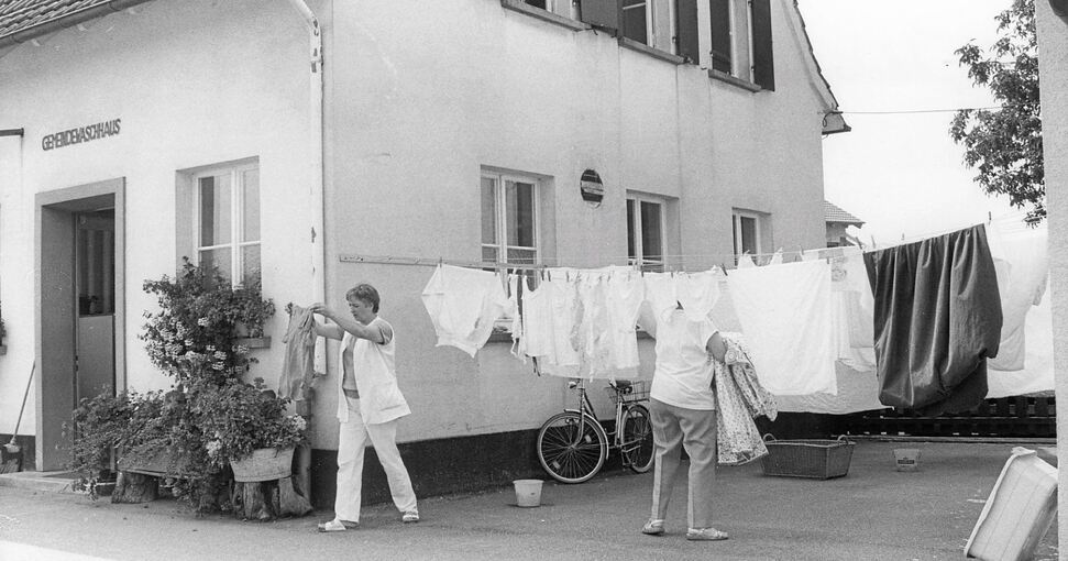 Im Jahr 1989 brachten regelmäßig 200 Pleidelsheimer Haushalte ihre Wäsche in die Gemeindewaschküche. Waschmeisterin Anni Entenmann (links) leitete die kommunale Einrichtung 28 Jahre lang. Archivfoto: Richard Zeller