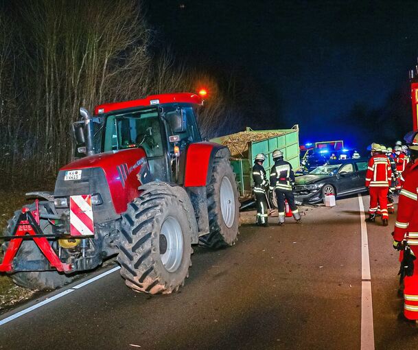 Obwohl der Traktor beleuchtet war, hat ihn der PKW-Fahrer zu spät gesehen. Foto: Karsten Schmalz