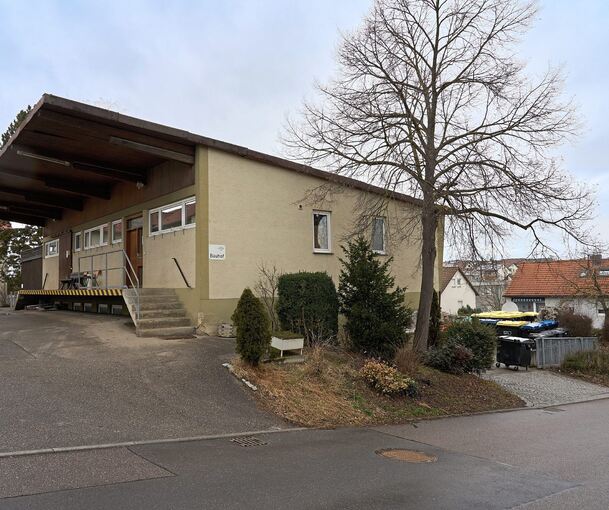 Wo noch für wenige Wochen der Hemminger Bauhof untergebracht ist, soll ab 2023 eines der ersten Wohngebäude der neuen Kreis-Genossenschaft entstehen. Foto: Andreas Becker