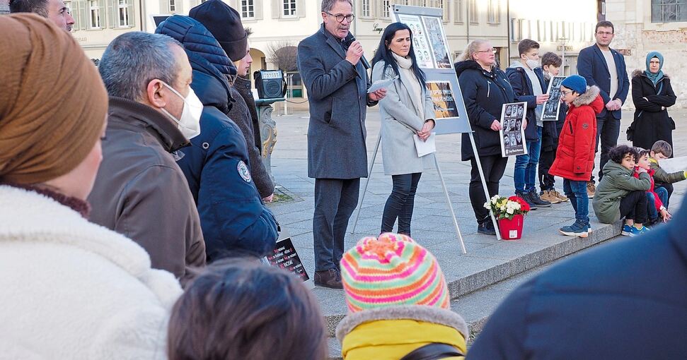 Zur Gedenkfeier auf dem Marktplatz fand sich auch der frühere Erste Bürgermeister Konrad Seigfried ein, ganz privat.Foto: Holm Wolschendorf