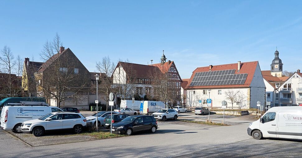 Auf dem Parkplatz Nonnengasse, direkt neben dem Rathaus gelegen, soll das Ärztehaus gebaut werden. Foto: Andreas Becker