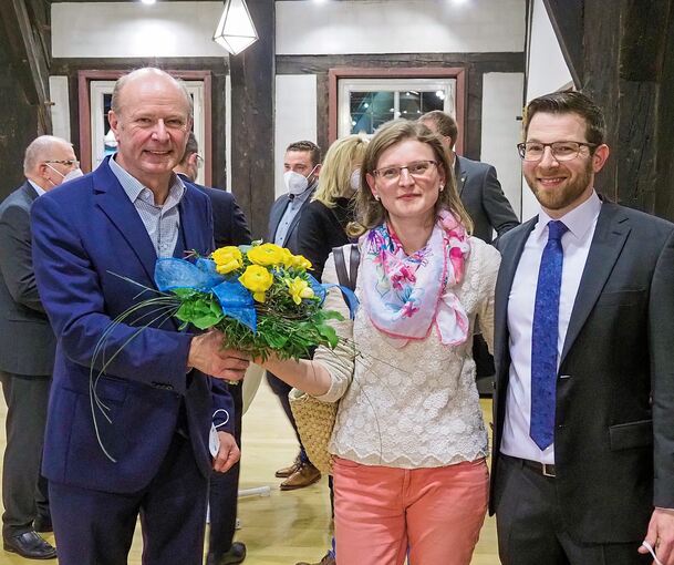 Alter und neuer Bürgermeister: Rudolf Kürner überreicht seinem mit deutlichem Ergebnis gewählten Nachfolger Jens Hübner und seiner Frau, die ihn zur Ergebnispräsentation ins Rathaus begleitet hat, einen Blumenstrauß in den Markgröninger Stadtfarben.
