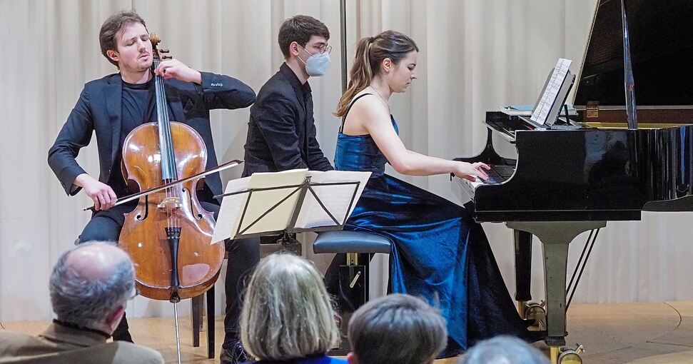 Spezifische Konstellation: Cellist Daniel und Pianistin Natascha Paulich – mit Notenwender – bei ihrem Konzert. Foto: Holm Wolschendorf