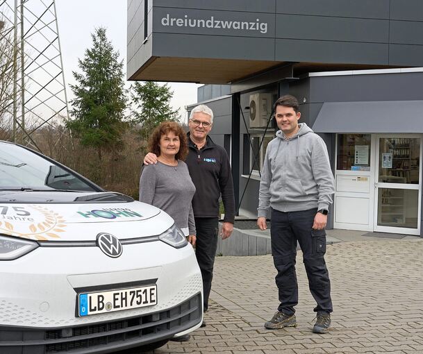 Der neue Chef Sascha Hohn (rechts) mit den Seniorchefs Claudia und Harald Hohn vor dem Firmengebäude. Foto: Andreas Becker